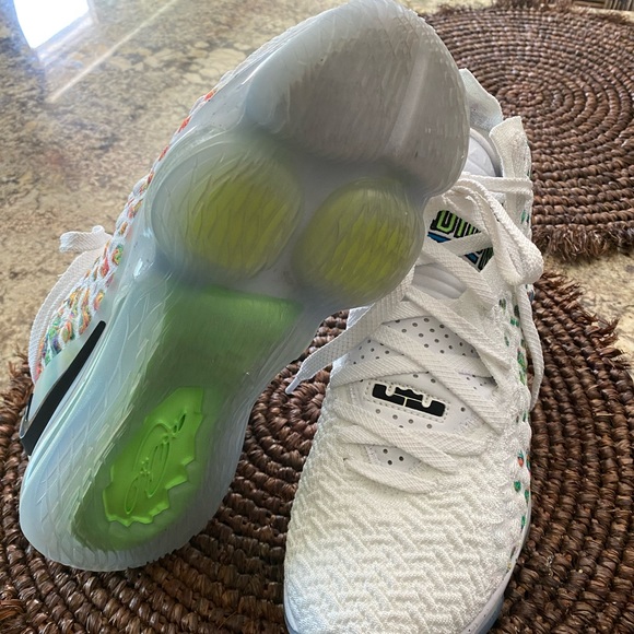 Nike LeBron XVII Air Command Force sneakers - Picture 10 of 12